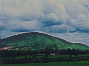 蓝天白云翠绿青山图片